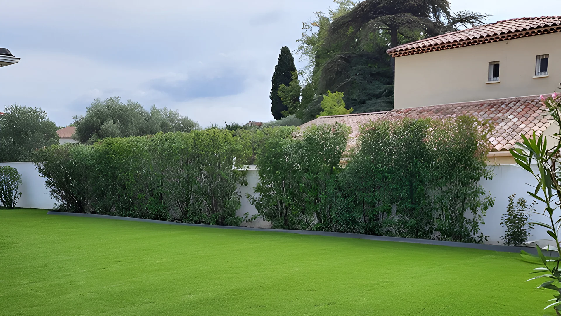 LES JARDINS DES MERLES effectue la pose de gazon synthétique à Cabriès et Aubagne, pour un extérieur esthétique et durable.